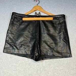 Tinley Road Short Women's Large Faux Leather Black Trousers Shorts